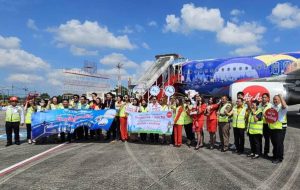 ตำรวจท่องเที่ยวต้อนรับเที่ยวบิน ปฐมฤกษ์เส้นทาง สิงคโปร์-หาดใหญ่