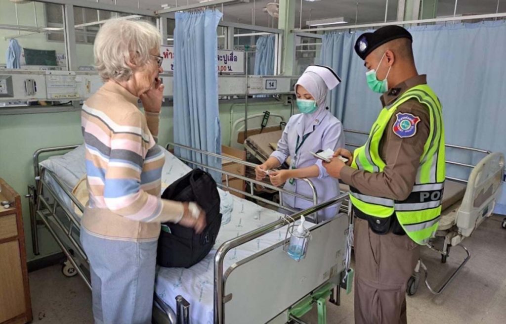 ตำรวจท่องเที่ยวช่วยเหลือนักท่องเที่ยว